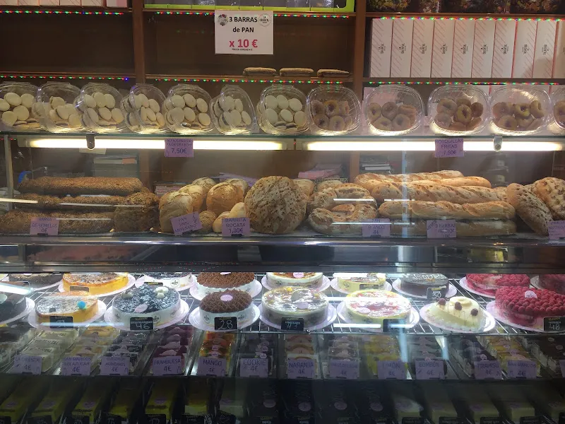 Pastelería La Oriental gluten-free menu and interior, photo 4 of 8