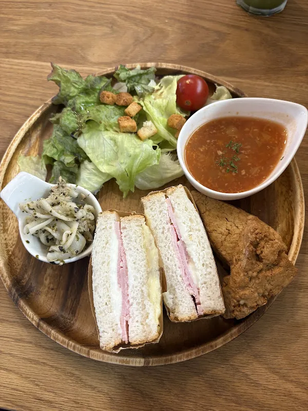 Comeconoco Gluten-free Laboratory & Cafe 大阪天満橋店 gluten-free menu and interior, photo 5 of 8