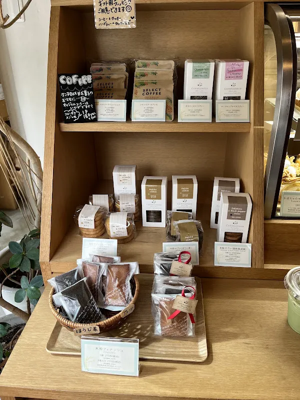 Comeconoco Gluten-free Laboratory & Cafe 大阪天満橋店 gluten-free menu and interior, photo 4 of 8