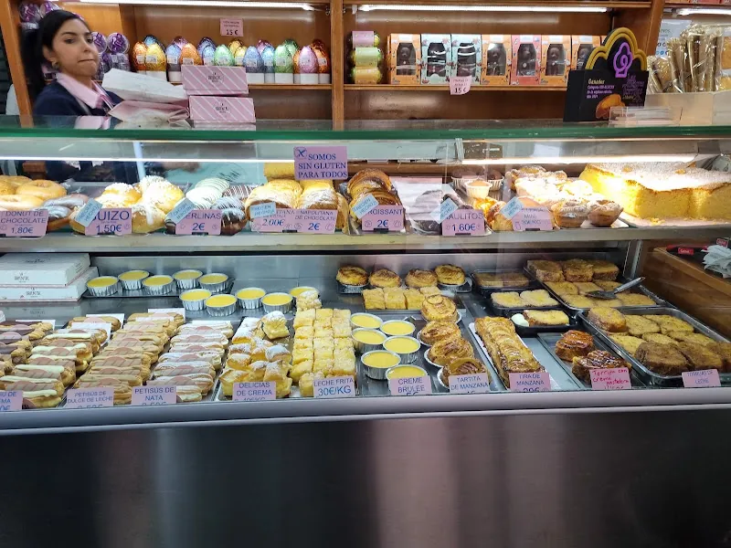 Pastelería La Oriental gluten-free menu and interior, photo 3 of 8